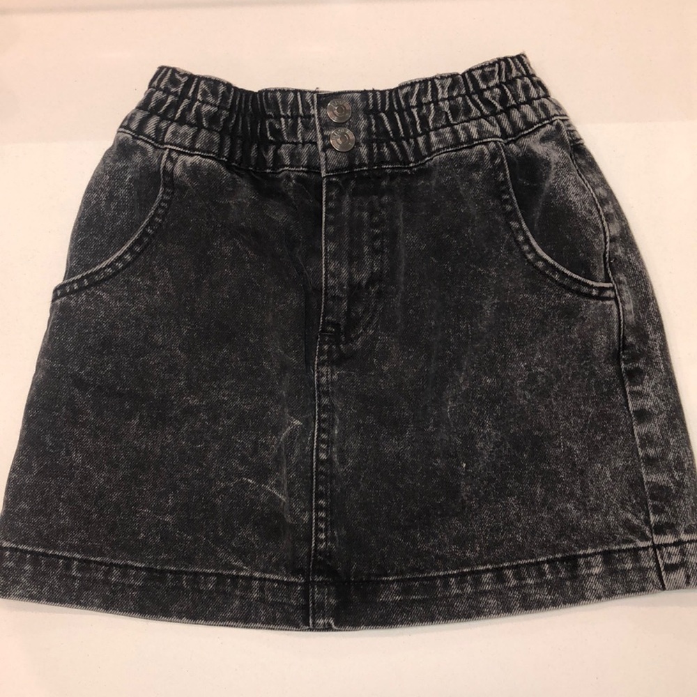 XS BDG black acid washed jean skirt